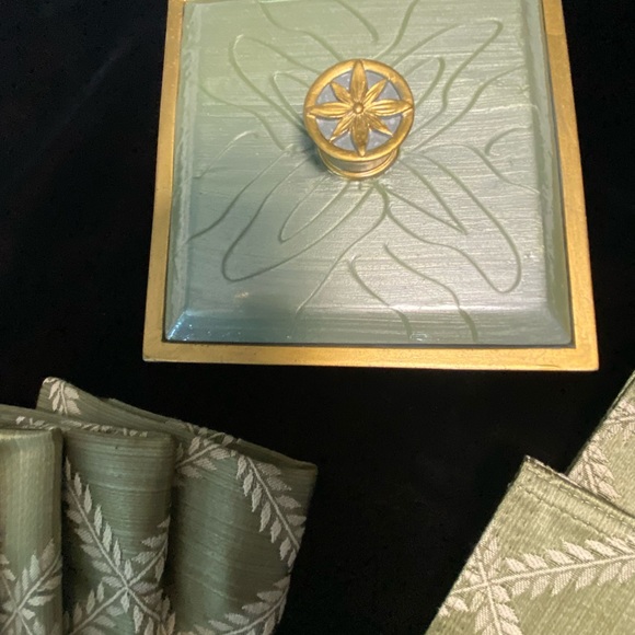 Placemats, napkins, trinket box, and soap/lotion dispenser 🌿 - Picture 14 of 15